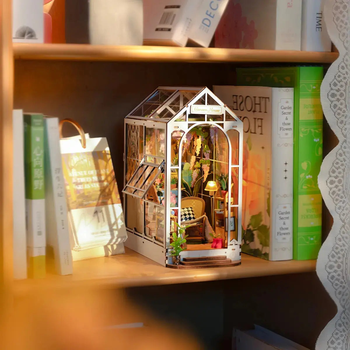 Découvrez les Book Nook : L'Art de Créer des Univers Miniatures dans Votre Bibliothèque - Crafterra