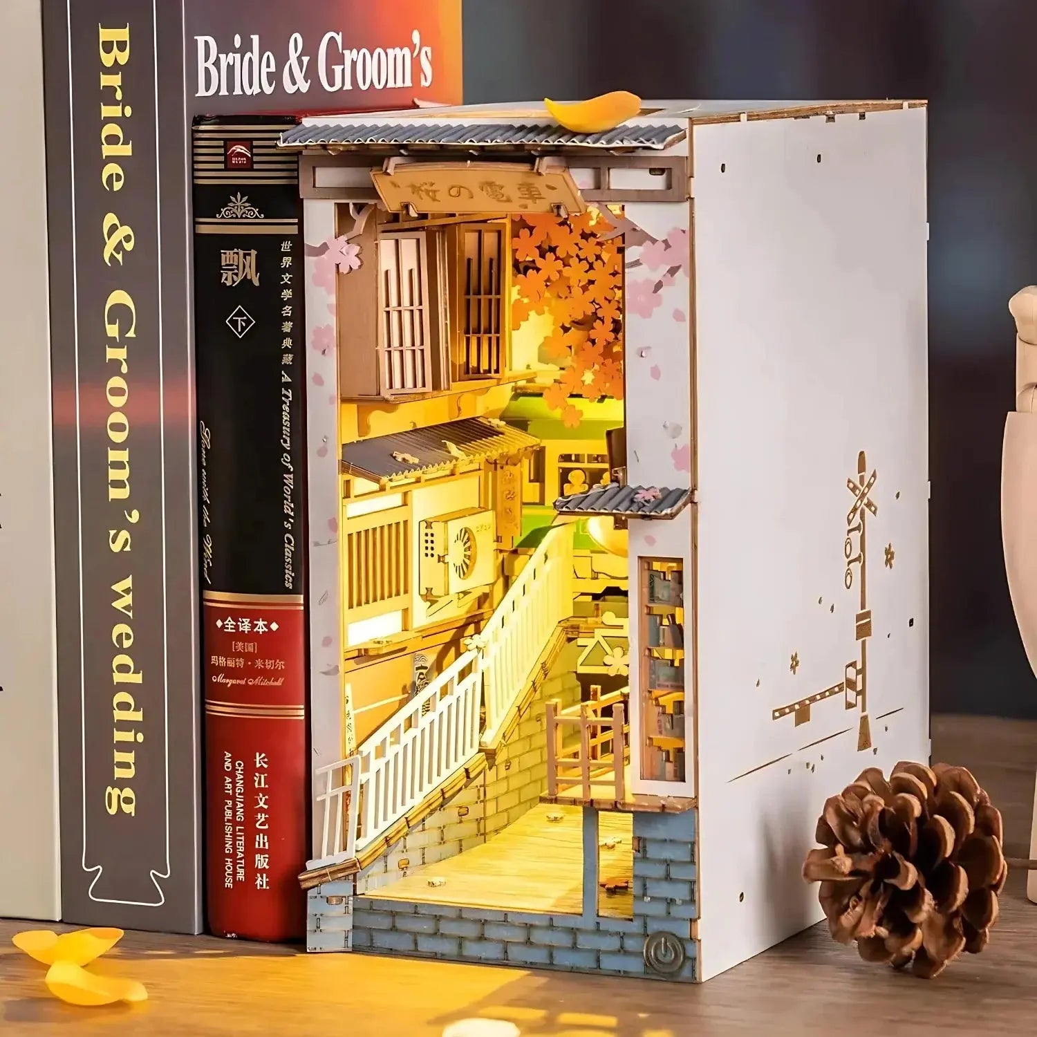 Découvrez les collections de book nooks DIY Crafterra : dioramas miniatures pour personnaliser votre bibliothèque.