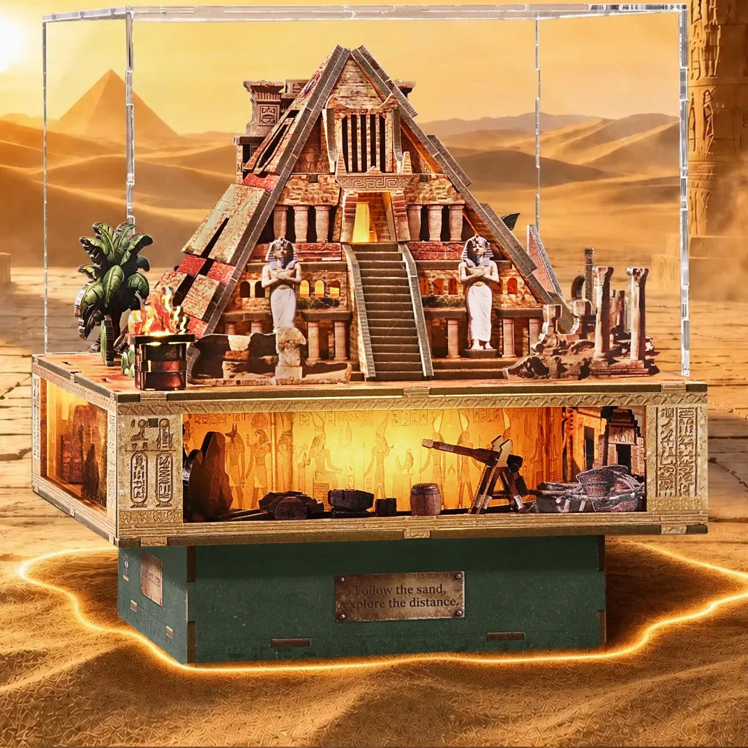 Face de la grande pyramide du Book Nook Desert Secret Journey