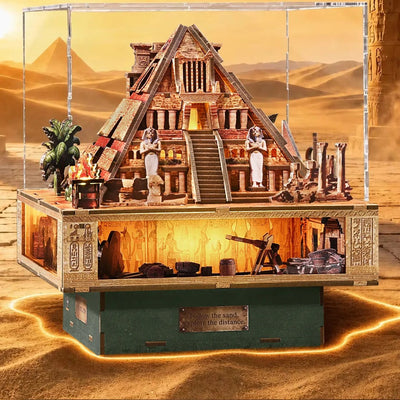 Face de la grande pyramide du Book Nook Desert Secret Journey