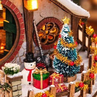 Détail de la cour avec sapin et bonhomme de neige